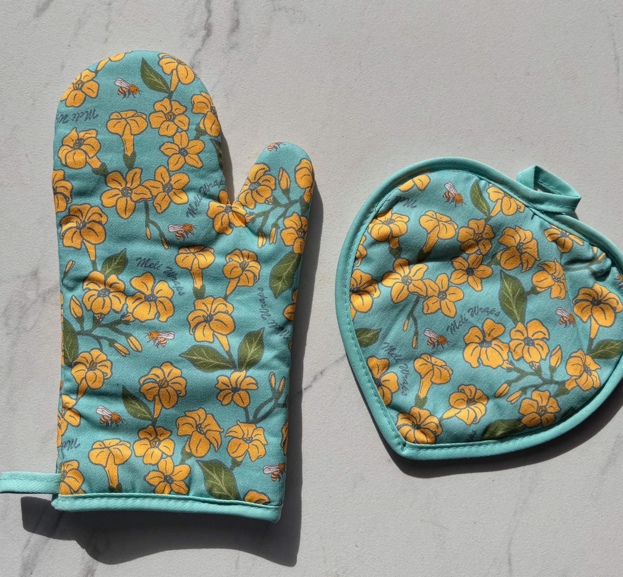 Pot Holder + Oven Mitt Set Puakenikeni + Bee Print