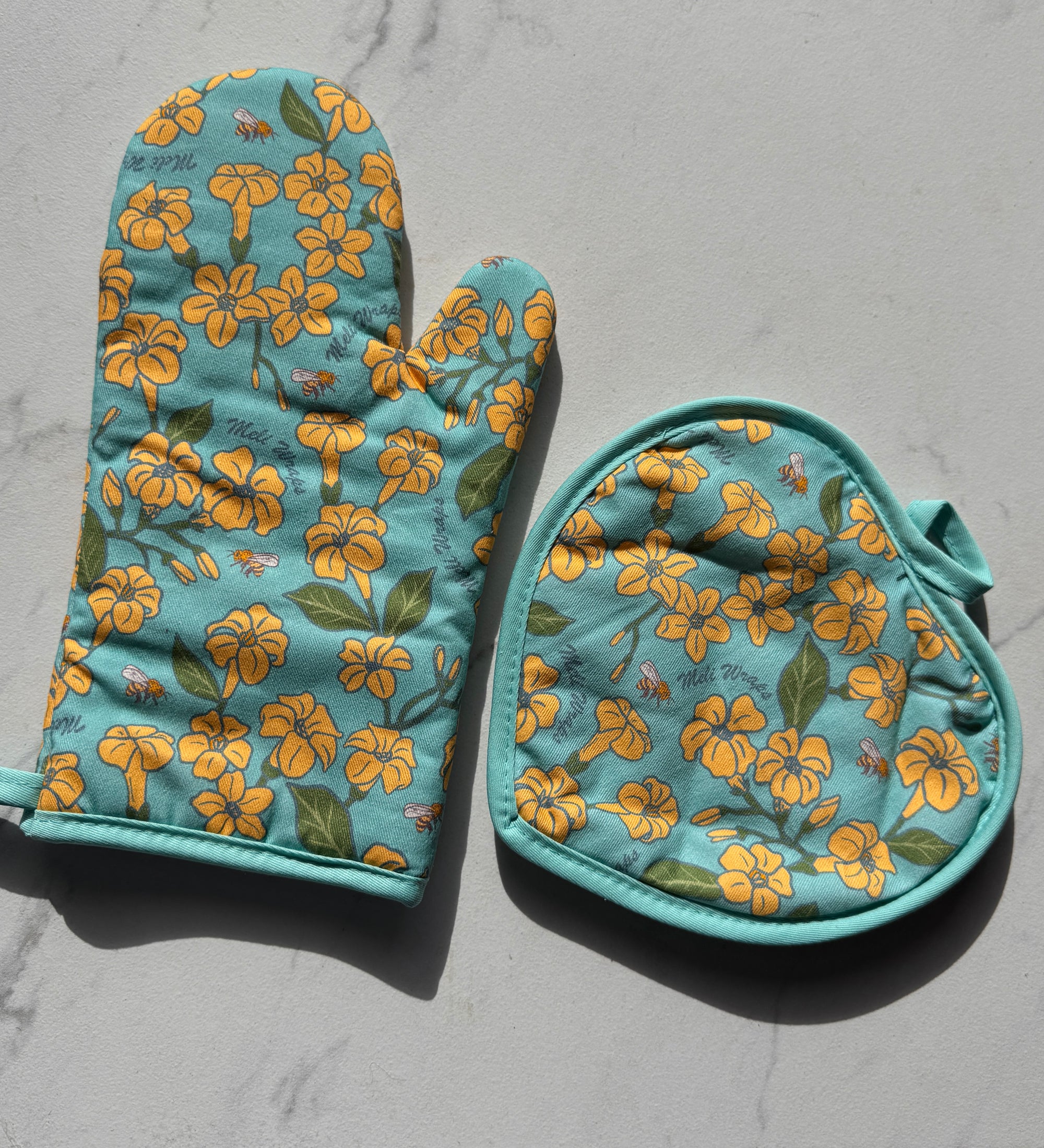 Pot Holder + Oven Mitt Set Puakenikeni + Bee Print